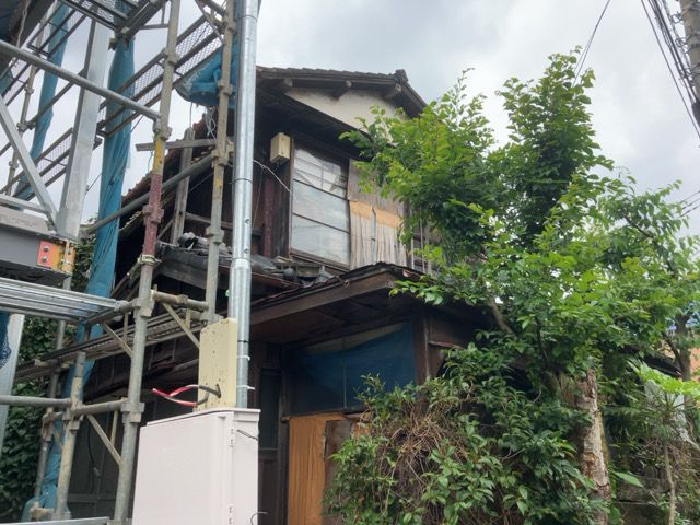木造2階建て2棟解体工事(東京都豊島区巣鴨)工事前の様子です。
